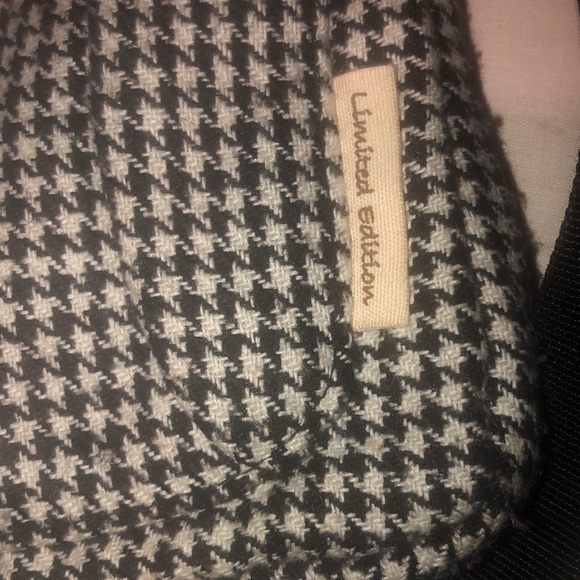 Kavu Limited edition‎ black-and-white houndstooth Crossbody red zipper - Picture 5 of 6